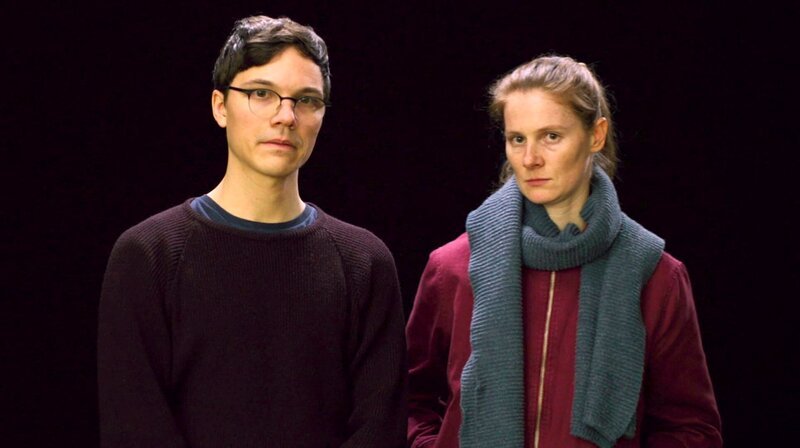 Demonstranten (Sebastian Urzendowsky und Ulrike Beerbaum) äußern sich verärgert über die öffentliche Darstellung „der Wahrheit“. – Bild: MDR/​French Exit 2021/​Matthias Luthardt