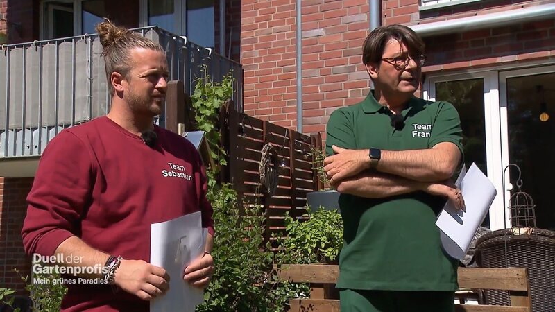 Im Eifelort Blankenheim hat David Nett seine frühere Grundschule gekauft und eigenständig in Wohnungen umgebaut. Dabei hat er sich jede Menge Maschinen und handwerkliches Know-how zugelegt. Jetzt will er mit Ehefrau Henrike den Garten anlegen. Die Gartenprofis Frank Riese (r.) und Sebastian Burggraf (l.) treffen auf ein Ehepaar, das richtig zupackt. – Bild: ZDF und Gunther Weber