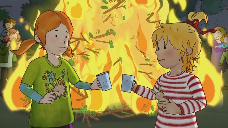 Conni und ihre Freundin Anna lieben den Duft und die Wärme des Osterfeuers. – Bild: ZDF und Henning Windelband
