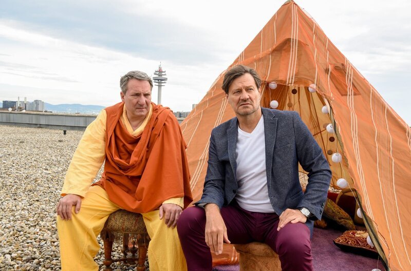v.li.: Otto (Robert Palfrader), Karl (Harald Windisch) – Bild: WDR/​ORF/​Hubert Mican