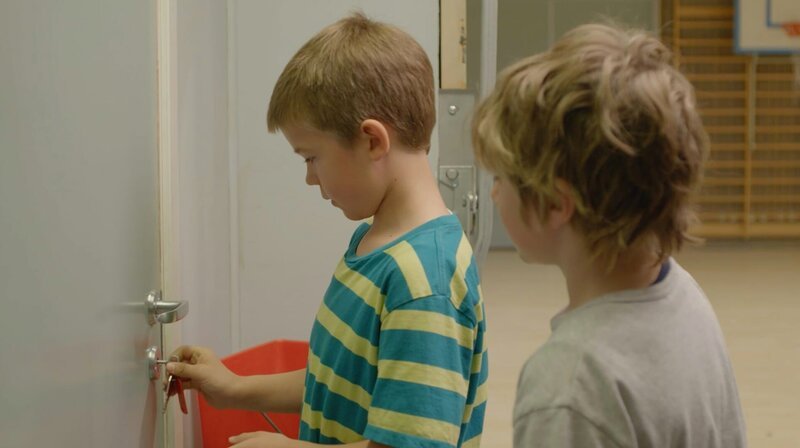 Hugo (Petter Mortensen, re.) und Marlon (Martin Evensen, li.) wollen Sander aus der Besenkammer befreien. – Bild: WDR/​NRK Super 2017
