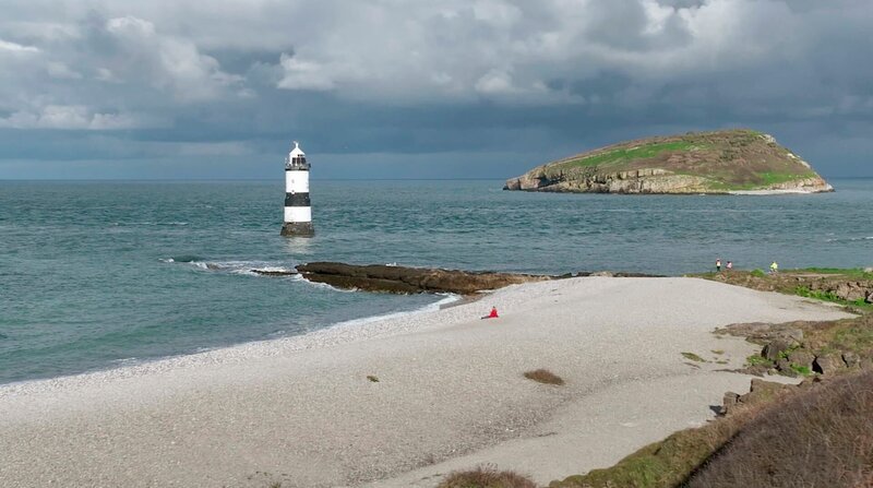 Die Insel Anglesey liegt ganz im Norden des Landes und bietet atemberaubende Landschaften. – Bild: ZDF und NDR Die Insel Anglesey liegt ganz im Norden des Landes und bietet atemberaubende Landschaften. – Bild: ZDF und NDR