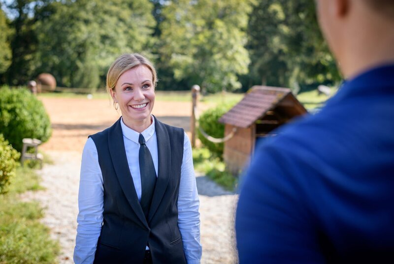 Katja (Isabell Stern, l.) macht Vincent (Martin Walde, r.) ein Liebesgeständnis. – Bild: ARD/​WDR/​Christof Arnold