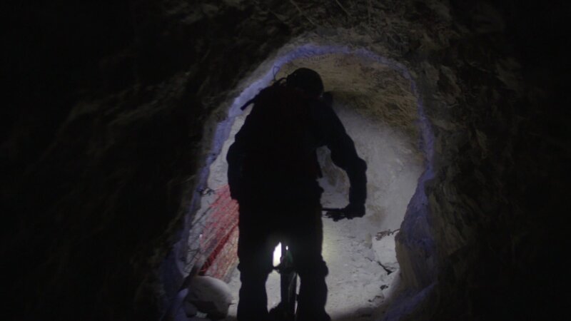 Finster, steil und rutschig: Der Mountainbike-Trail im stillgelegten Bergwerk von Mežica ist selbst für Könner eine Herausforderung. – Bild: ZDF