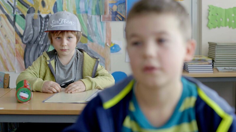 Hugo (Petter Mortensen, li.) zweifelt daran, ob Marlon (Martin Evensen, re.) noch sein bester Freund ist. – Bild: WDR/​NRK Super