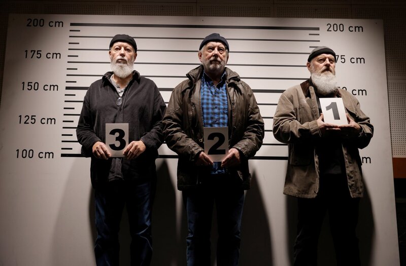 Es kommt zur Gegenüberstellung mit Zeugen, die Reinhard Bielefelder (Bill Mockridge, l.) und nicht die beiden anderen Herren (Komparsen) identifizieren. – Bild: ARD/​Tom Trambow