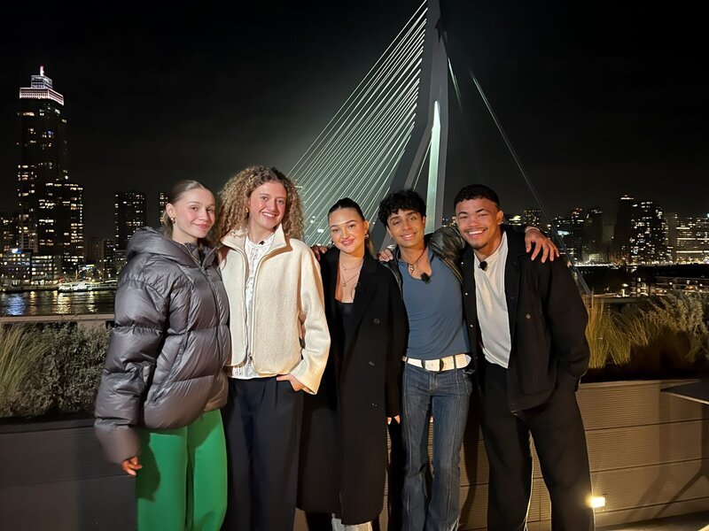Antonia, Emma, Sofia, Malik und Chinedu haben es geschafft! Sie sind nach ihrem dreitägigen Roadtrip mit ihrer mobilen WG in Rotterdam gelandet. – Bild: ZDF/​Georg Bussek