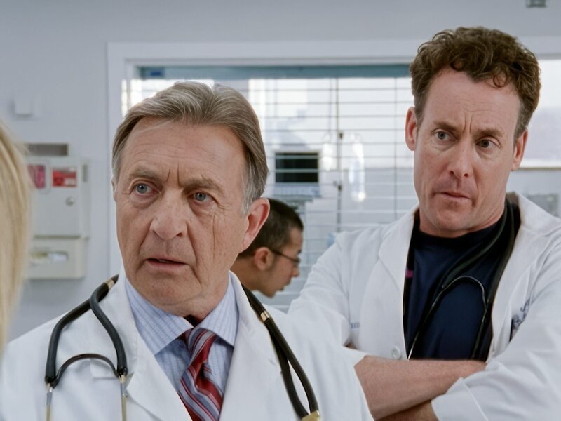 (v.li.): Ken Jenkins (Dr. Bob Kelso), John C. McGinley (Dr. Perry Cox). – Bild: ORF/​Disney