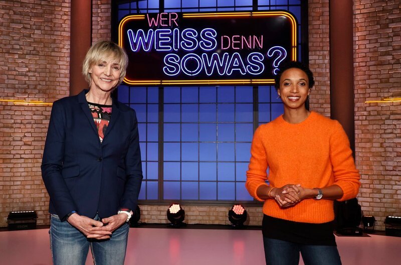 Die ehemalige Leichtathletin Heike Drechsler und die Leichtathletin Malaika Mihambo treten als Kandidatinnen gegeneinander an bei ‚Wer weiß denn sowas?‘. – Bild: ARD/​Morris Mac Matzen