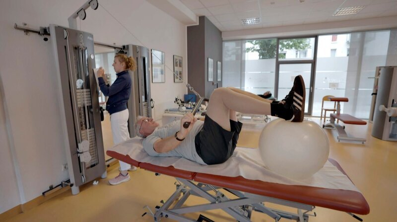 Bewegungsbad, Lymphdrainage, Physiotherapie – helfen solche Maßnahmen, um nach einem Unfall, Burnout oder Schlaganfall wieder auf die Füße zu kommen? – Bild: SWR