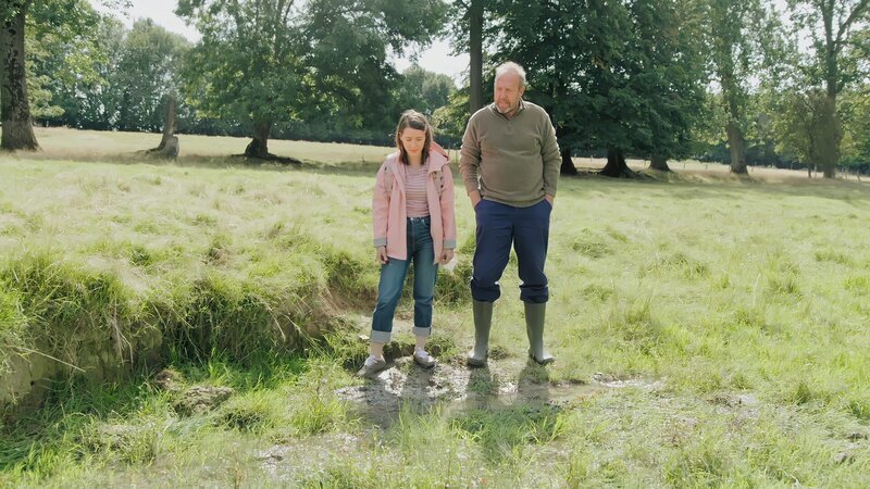 Mia (Margot Nuccetelli, l.) und Hektor (Harry Piekema, r.) rätseln, woher die Verunreinigung des Baches auf Hektors Grundstück kommen könnte. – Bild: ZDF/​2023 m4e GmbH