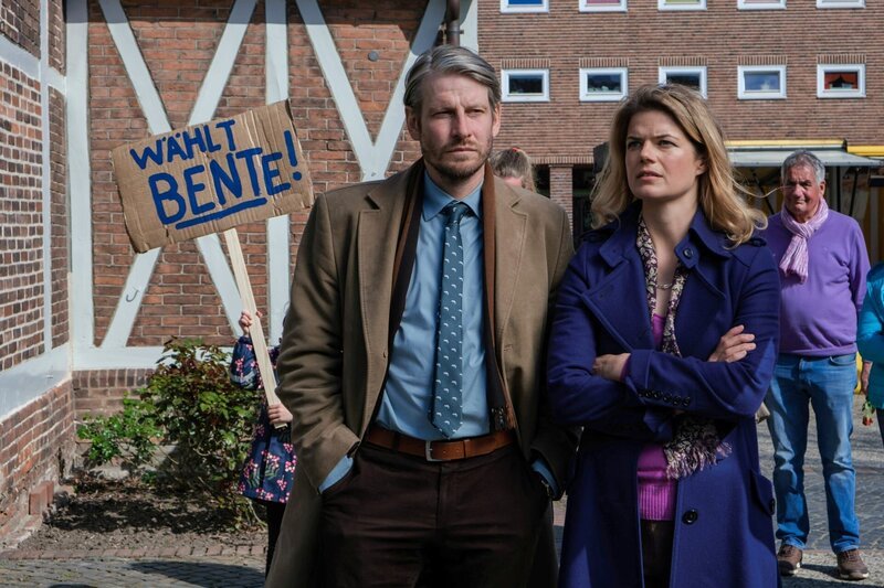 Thorsten Weber (Christoph Gawenda, l.), der Schwager der toten Astrid Weber, ist auch der Wahlkampfmanager der Bürgermeisterkandidatin Svenja Weber (Annekathrin Bach, r.) und unterstützt sie bei der Wahlveranstaltung. – Bild: Sandra Hoever /​ ZDF