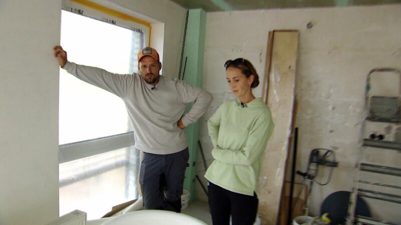 Marco Cerullo und seine Freundin Christina Grass gehen bereits in die zweite Runde. Nachdem sie bereits den Rohbau fertig gestellt haben, geht es nun an die Fertigstellung ihres 190.000 – teuren Schnäppchenhauses. – Bild: RTLZWEI