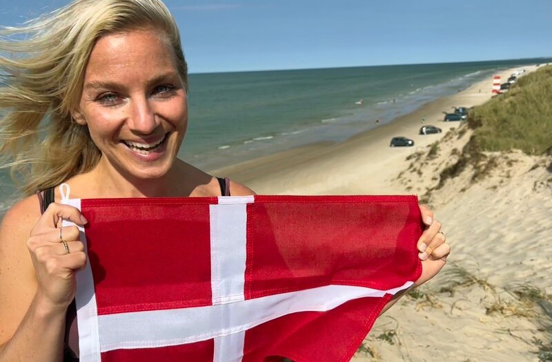 Maike Tschorn reist mit ihrem Camper entlang der dänischen Westküste und entdeckt dabei die Schönheiten des nordischen Sommers. – Bild: BR/​HR/​Tanja Höschele/​Tanja Höschele