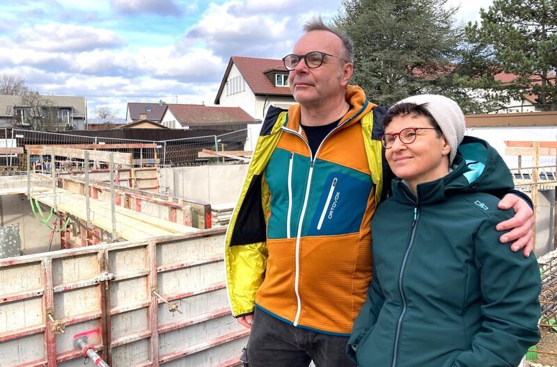 Werden sie hier irgendwann einziehen? Klaus Dölker und Uta Grams auf der Baustelle des Pfrondorfer Neschtles. – Bild: SWR Werden sie hier irgendwann einziehen? Klaus Dölker und Uta Grams auf der Baustelle des Pfrondorfer Neschtles. – Bild: SWR