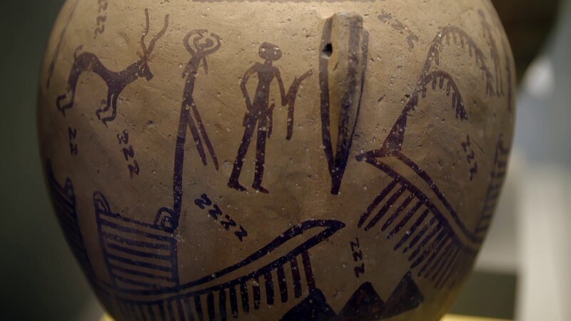 An einer mehr als 5000 Jahre alten weiblichen Mumie werden tätowierte Zeichen entdeckt, die bisher nur von Keramiken aus derselben Zeit bekannt sind. – Bild: ZDF und Stephen J. Brand