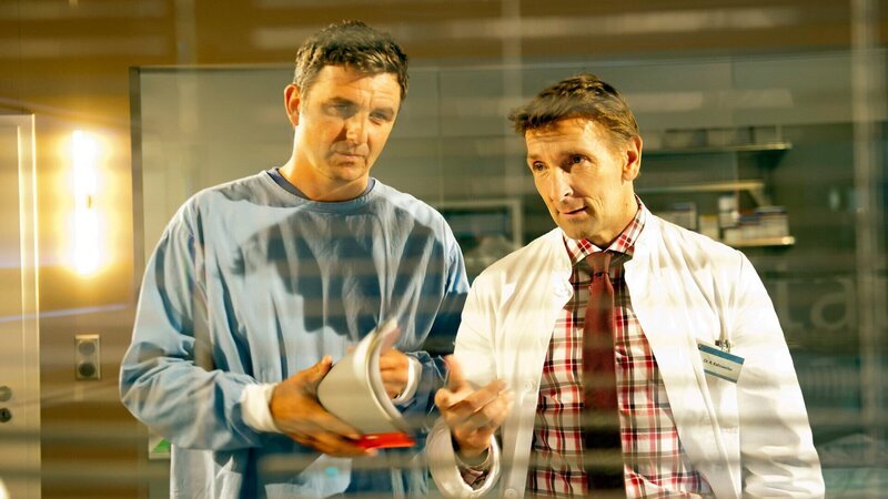 Verzweifelt versuchen Martin Gruber (Hans Sigl, l.) und Dr. Alexander Kahnweiler (Mark Keller, r.) eine lebensrettende Lösung für Jana Keutner zu finden. – Bild: ZDF und Thomas R. Schumann