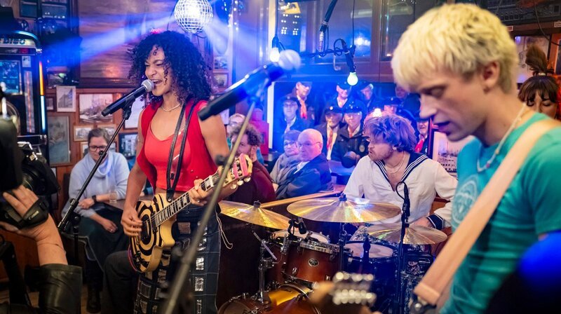 Weiterer Musikgast ist die österreichische Musikerin Uche Yara. – Bild: NDR/​Morris Mac Matzen