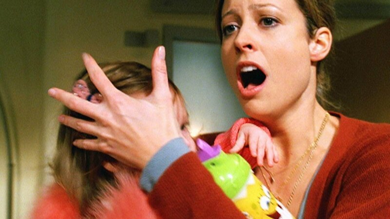 Oh, mein Gott! Regan Hanson (Alexie Gilmore) entdeckt, dass in der Wohnung ihrer Nachbarin zwei Leichen liegen. – Bild: RTL