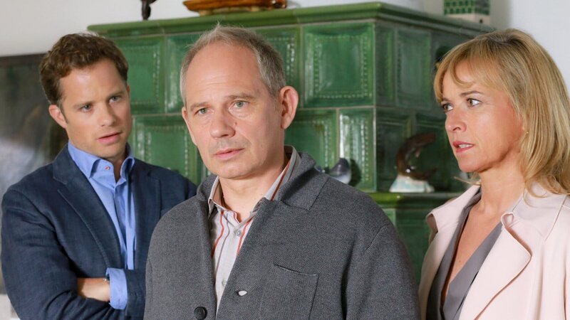 Angeblich hat sich Georg Baumgartner (Michael Lott, M.) mit dem toten Paketboten gut verstanden, doch Danner (Katharina Abt, r.) und Gehring (Roman Roth, l.) sind misstrauisch. – Bild: ZDF und Christian A. Rieger