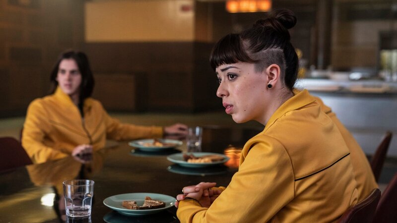 Kyra (Marli Siu, r.) und James (Earl Cave, l.) beobachten traurig ihre Mitschülerin am Nebentisch. – Bild: ZDF und Colin Hutton