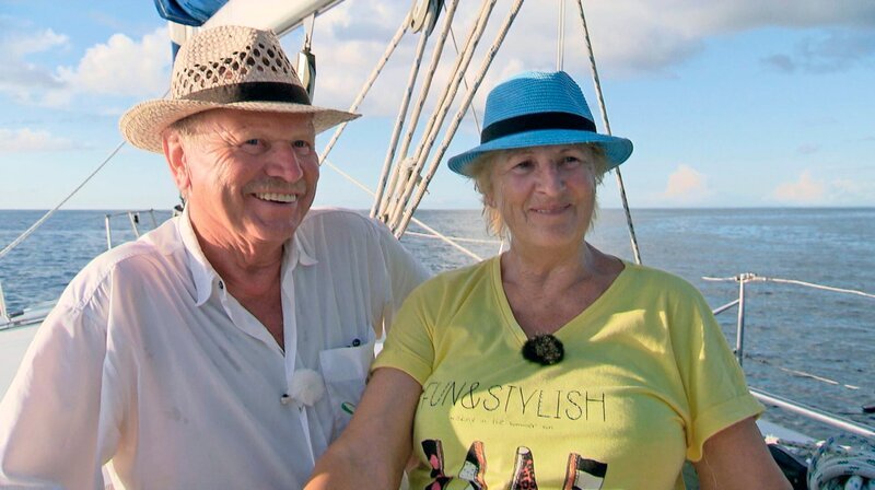 Für Helga und Hans-Walter ist die Katamaran im Sonnenuntegang ihr Höhepunkt der Kreuzfahrt in der Karibik. – Bild: SWR/​Fandango