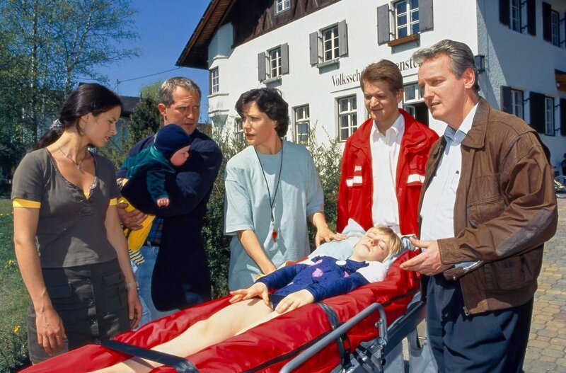 (v.li.): Pia Baresch (Maggie Seewald), Harald Krassnitzer (Dr. Justus Hallstein), Janina Hartwig (Lisa Brunner), Christian Hoening (Schuldirektor). – Bild: ORF/​Beta Film