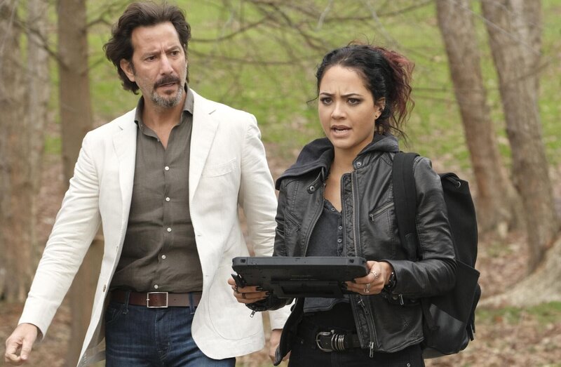 Russ Taylor (Henry Ian Cusick, l.); Riley Davis (Tristin Mays, r.) – Bild: 2020 CBS Broadcasting, Inc. All Rights Reserved. /​ Mark Hill