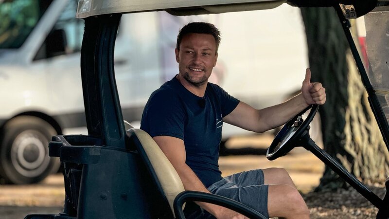 Maxi in the golf car – Bild: DMAX