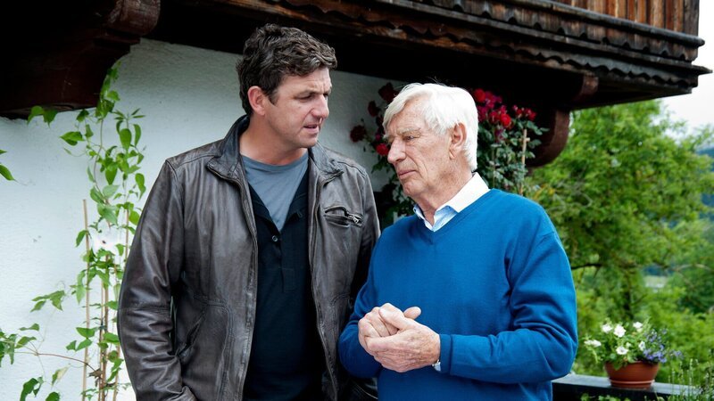 Dr. Martin Gruber (Hans Sigl, l.) schätzt die Meinung von Dr. Roman Melchinger (Siegfried Rauch) sehr. Er bittet ihn um Rat. – Bild: ZDF und Thomas R. Schumann