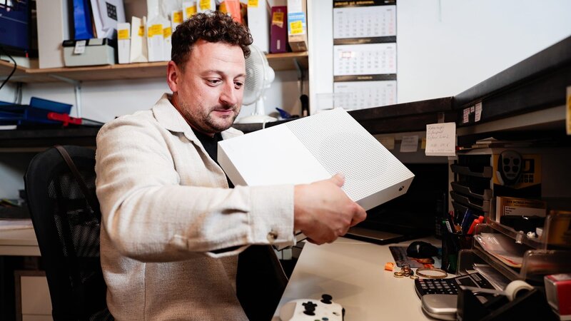 Ein Mitarbeiter des Pfandleihers überprüft die Xbox – Bild: TLC (DEUT)