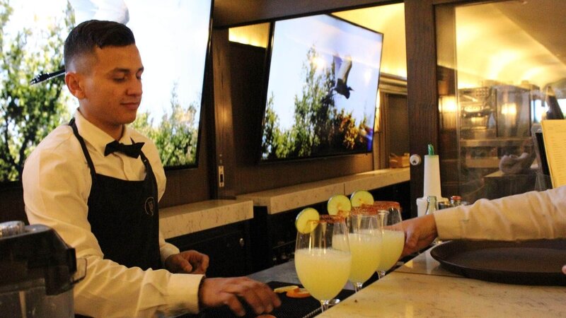 Barkeeper an Bord des El Chepe-Zuges – Bild: RTL /​ (c) BRITESPARK FILMS/​CHANNEL 5 END CARD