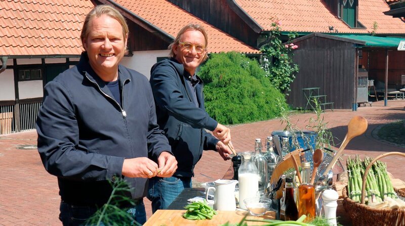 Björn Freitag (l) und Frank Buchholz bereiten in der Hofküche des Gut Erpenbecks das Dinner für die Jubiläumssendung zu. – Bild: WDR/​Andrea Ahmadi
