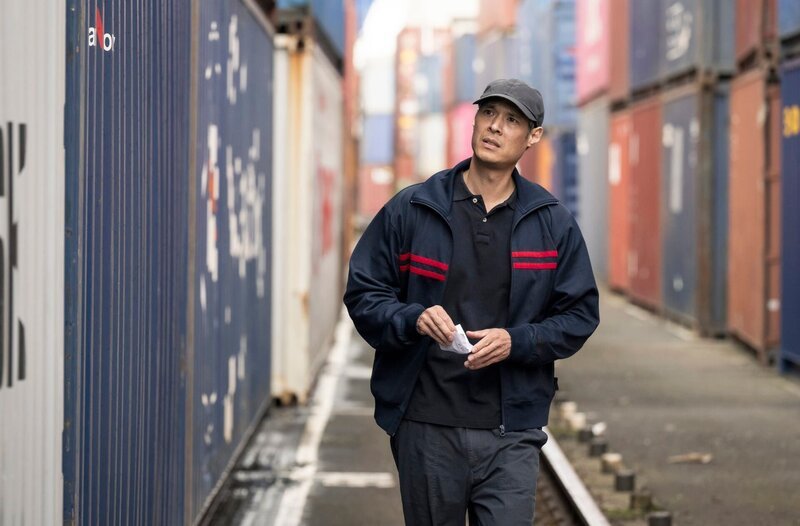 Wan Fu (Kris Duangphung) sucht einen bestimmten Container. – Bild: ARD/​Martin Valentin Menke