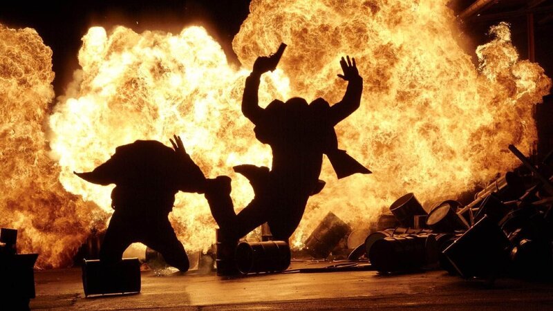 Semir (Erdogan Atalay, l.) und Alex (Vinzenz Kiefer) versuchen sich vor dem explodierenden LKW in Sicherheit zu bringen … – Bild: MG RTL D /​ Guido Engels