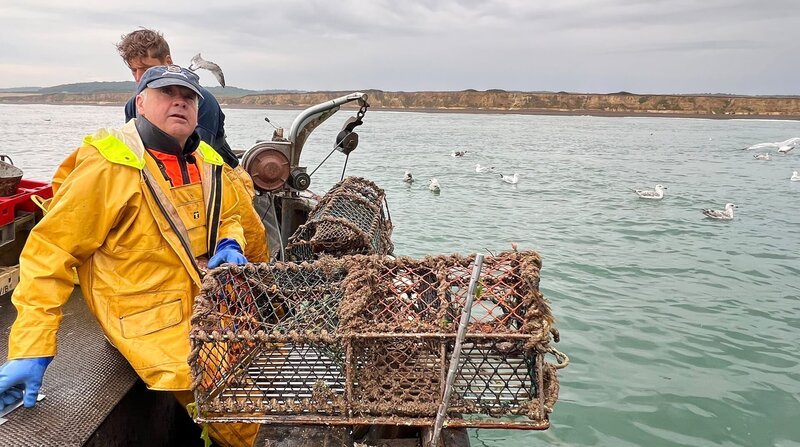 „Hier draußen habe ich alles, ich verdiene mein Geld auf dem Meer und ich hab mein Vergnügen auf dem Meer.“ Richard Matthews aus Cromer (UK) ist seit 46 Jahren Fischer, fängt Hummer und die berühmten Cromer Crabs. – Bild: ZDF und NDR/​Jörd Teiwes/​Bärbel Fening