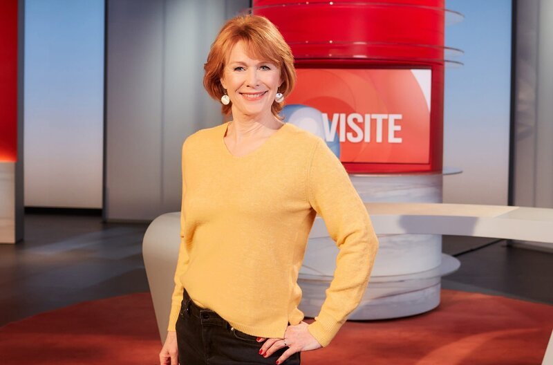 Vera Cordes moderiert das NDR Gesundheitsmagazins „Visite“ seit 1998. – Bild: NDR/​Hendrik Lüders