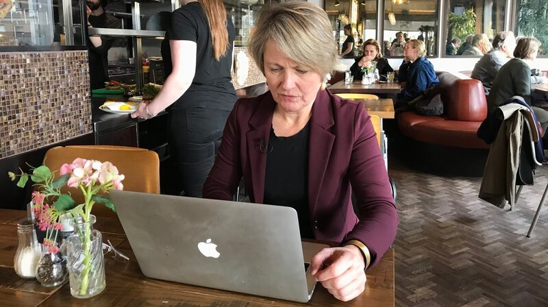 Friederike Fechners Suche führt sie, wie hier, nach Amsterdam – Bild: phoenix/NDR/Anne Gänsicke Friederike Fechners Suche führt sie, wie hier, nach Amsterdam – Bild: phoenix/NDR/Anne Gänsicke