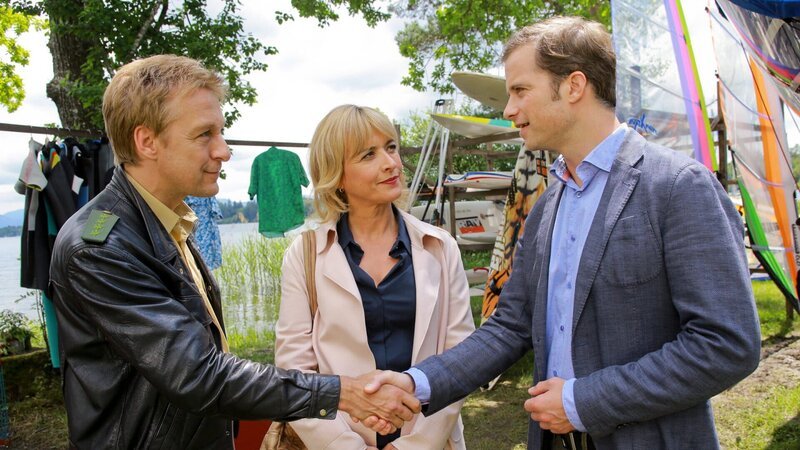 Die Ankunft von Kommissar Oliver Gehring (Roman Roth, r.) wurde von Danner (Katharina Abt, M.) und Mohr (Max Müller, l.) mit Spannung erwartet. – Bild: ZDF und Christian A. Rieger