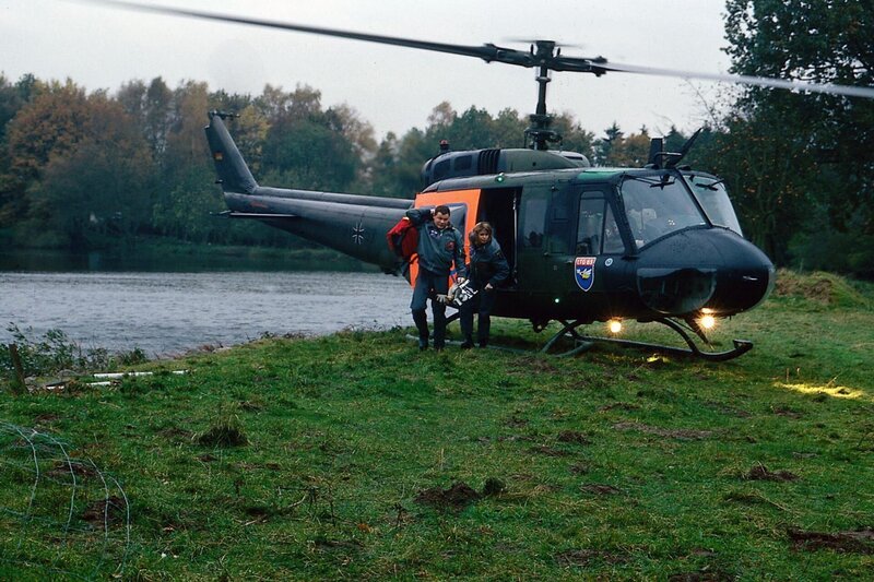 Thomas (Ulrich Bähnk) und Maren (Gerit Kling) sprinten los, denn sobald der Rettungshubschrauber gelandet ist, geht es um Sekunden. – Bild: ZDF und Boris Laewen
