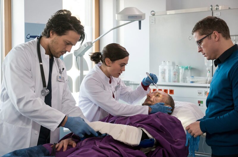 Während der Untersuchung stellen die Ärzte ungewöhnliche Werte bei ihrem Patienten fest. V.l.n.r. Noah Mattes (Christian Martin Schäfer), Rebecca Krieger (Milena Straube), Karl Fredericksen (Michael Schenk), Elias Bähr (Stefan Ruppe). – Bild: ARD/​Jens Ulrich Koch
