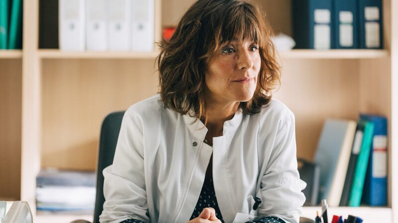 Victoria (Romane Bohringer) hat als Chirurgin gearbeitet, bevor sie auf die Insel kam. – Bild: ZDF