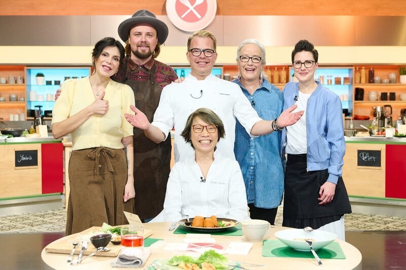 „Die Küchenschlacht“-Kandidaten Derya Buyantemur, Peter Hoebertz, Isabella Farnleitner, Jürrina Führer, Jurorin Sarah Henke und Moderator Mario Kotaska. – Bild: ZDF und Gunnar Nicolaus