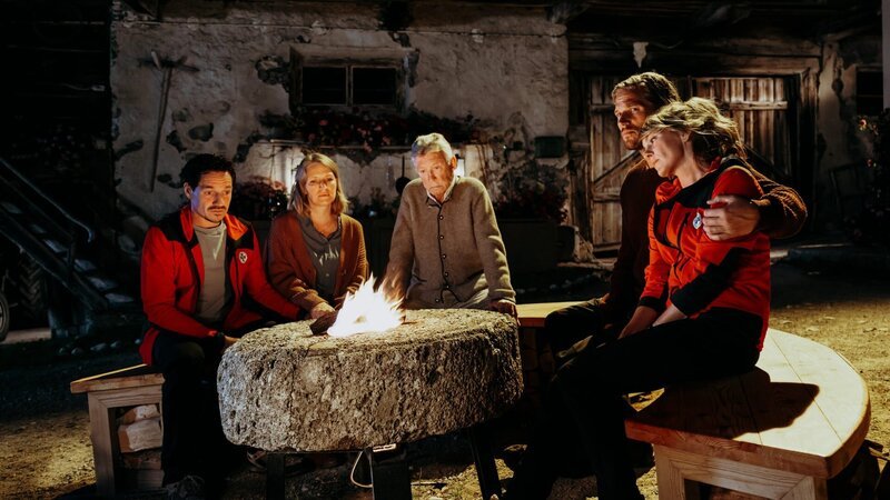 Gemeinsam trauern Markus (Sebastian Ströbel, 2.v.r.), Katharina (Luise Bähr, r.), Tobi (Markus Brandl, l.), Emilie (Stefanie von Poser, 2.v.l.) und Franz (Heinz Marecek. M.) um den Verlust von Peter Herbrechter. – Bild: ZDF und Sabine Finger Fotografie