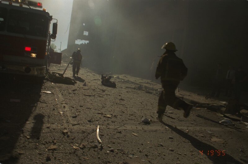 Feuerwehrleute rennen durch dichten Rauch zum Alfred P. Murrah Federal Building nach dem Bombenanschlag in Oklahoma City, Okla. – Bild: Danny Atchley