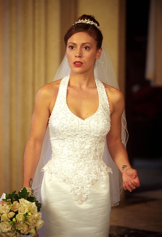 Frankie und Lulu, zwei Geister aus der Vergangenheit, wollen nach 50 Jahren endlich heiraten – also bemächtigen sie sich der Körper von Cole und Phoebe (Alyssa Milano) … – Bild: CBS Studios Inc.