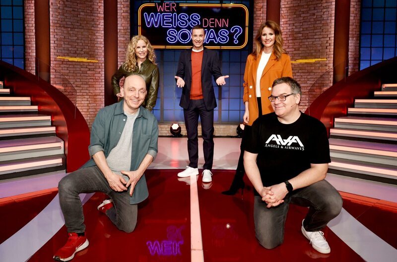 Moderator Kai Pflaume (M.) und seine Rateteam-Kapitäne Bernhard Hoëcker (vorne l.) und Elton (vorne r.) begrüßen in dieser Sendung die Fernsehmoderatorinnen Katja Burkhard (hinten l.) und Mareile Höppner (hinten r.). – Bild: ARD/​Morris Mac Matzen