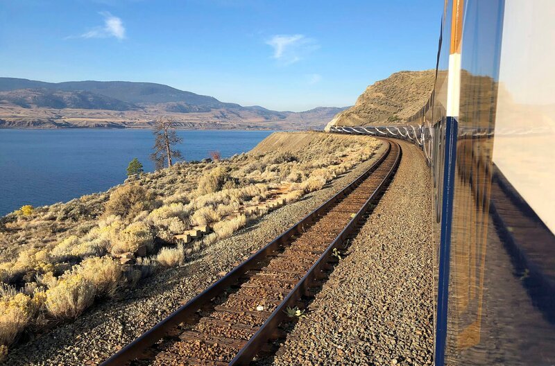 Ausblick aus dem Zug „Rocky Mountaineer“ auf den Kamloops Lake, westlich der Rocky Mountains. – Bild: HR/​Markus Cebulla