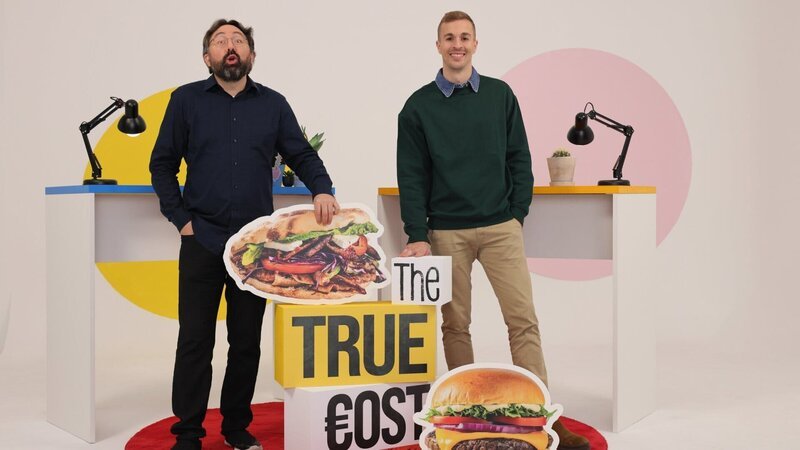 Was muss ein Döner kosten, um auch die wahren Kosten zu erfassen? Im Bild: Professor Tobias Gaugler (l.) und Benjamin Oebel (r.) – Bild: ZDF und Ralf Gemmecke