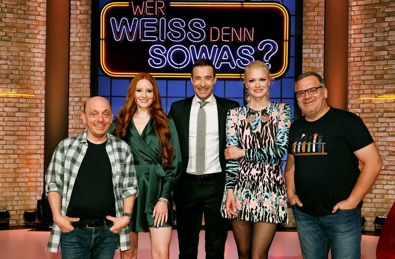 Moderator Kai Pflaume (M.) und seine Rateteam-Kapitäne Bernhard Hoëcker (l.) und Elton (r.) begrüßen in dieser Sendung die Schauspielerin und Model Barbara Meier (2.v.l.) und die Moderatorin und Model Franziska Knuppe (2.v.r.). – Bild: ARD/​Morris Mac Matzen